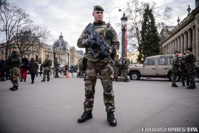 Alertă în Paris. Un bărbat înarmat, ucis în fața unui comisariat de poliție. Atacatorul purta o centură cu explozibil