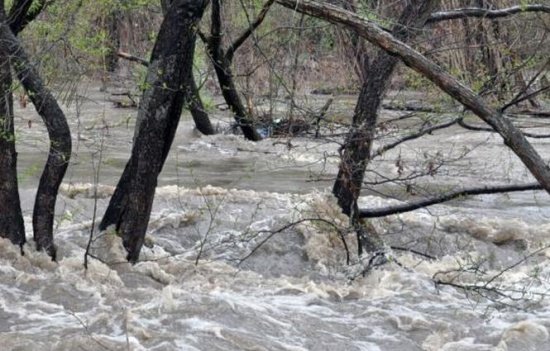Suceava: Gospodării inundate la Broşteni din cauza unui zăpor de gheaţă