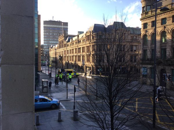 Alertă cu bombă la Liverpool! O clădire a fost evacuată și mai multe străzi închise 