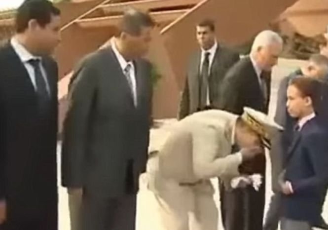 Prinţul Marocului refuză să îi fie pupată mâna. Vezi imaginile care fac furori