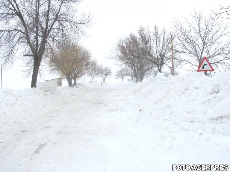 Situaţie limită în Suceava! Zeci de oameni au rămas blocați în zăpada viscolită