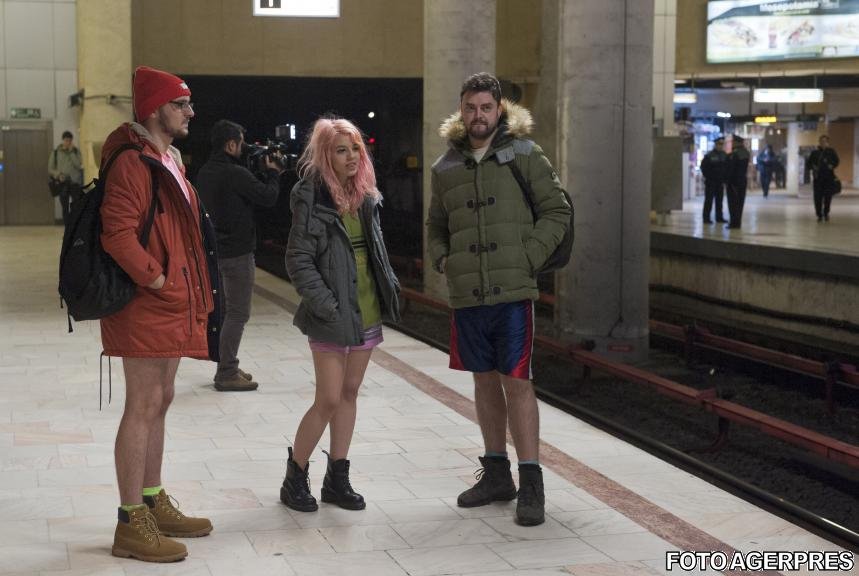 Tinerii bucureșteni, &quot;fără pantaloni la metrou&quot; în scop caritabil