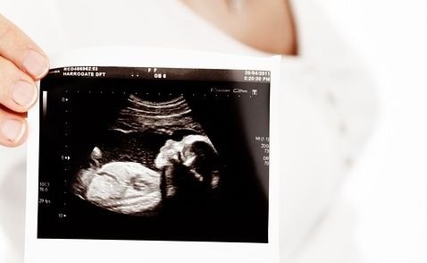 Scandal pe viaţa unui bebeluş născut cu malformaţii la maternitatea Giuleşti