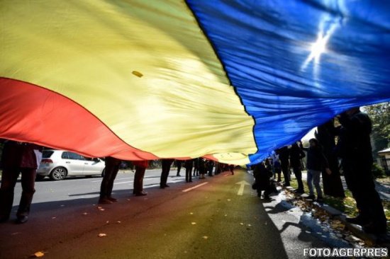 Proiectul prin care primarii îşi pierdeau mandatul dacă refuzau arborarea drapelului României, respins