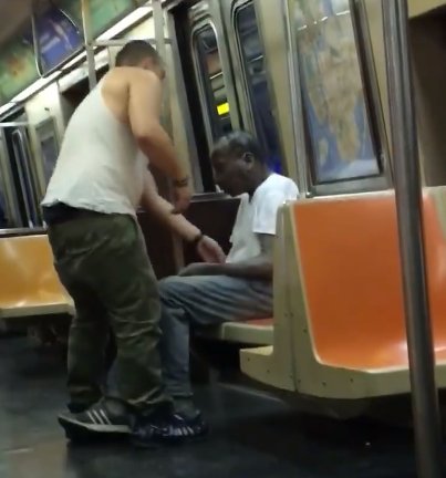 Era singur, tremura și era speriat. Gestul făcut de un bărbat în metrou i-a schimbat viața. Imaginile emoționante au ajuns pe internet