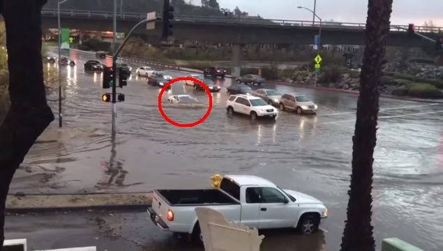 VIDEO Un Lamborghini dă piept cu o stradă inundată. Ce se întâmplă când nivelul apei acoperă parbrizul