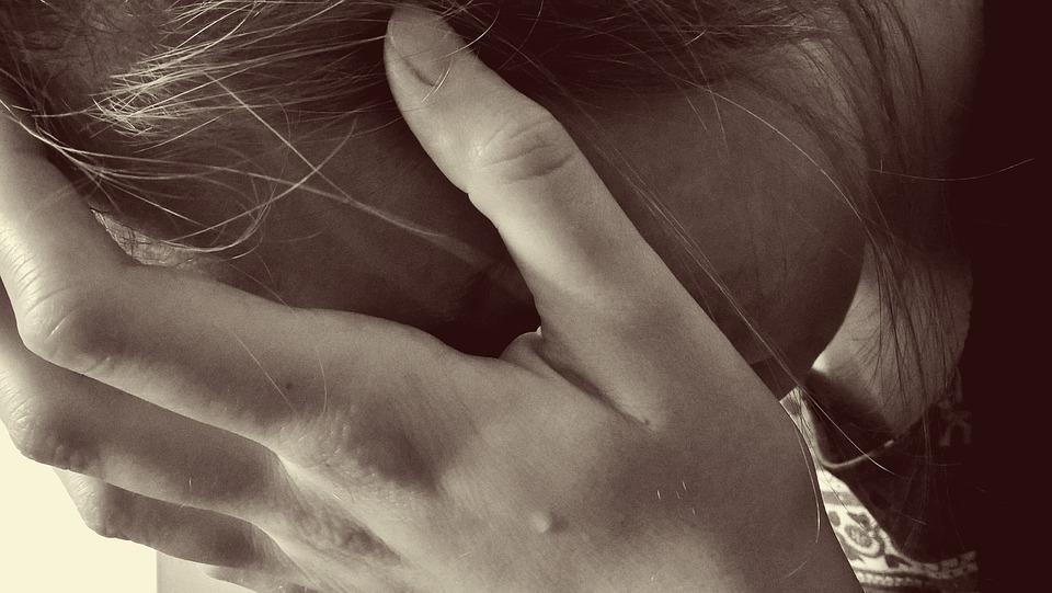 O minoră implicată într-o rețea de prostituție s-a sinucis. Fata ar fi fost abuzată în centrul social