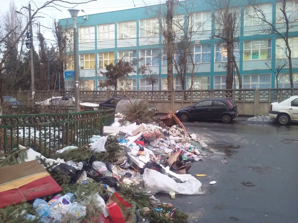 Situație disperată pentru locuitorii din Sectorul 5. Un munte de gunoi se află în fața școlii unde învață sute de copii