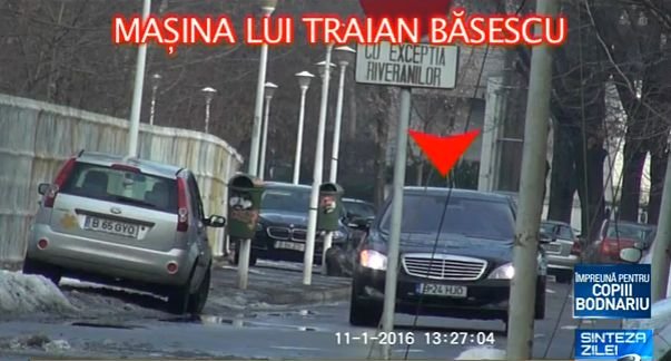 Imagini bombă! Traian Băsescu, surprins în trafic în drum spre Elena Udrea. Ce fac ofițerii SPP