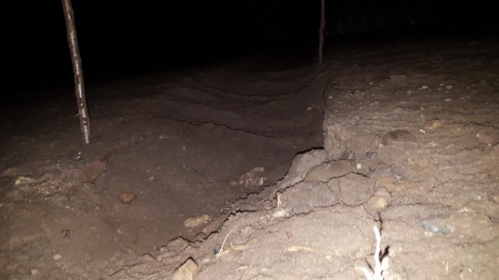 Cum arată un drum la marginea Piteștiului. ”Am scos trei mașini și un maxi-taxi din «canalizările­» lor” 355118