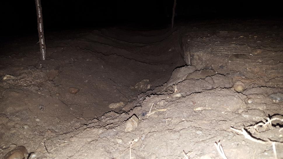 Cum arată un drum la marginea Piteștiului. ”Am scos trei mașini și un maxi-taxi din «canalizările­» lor” 355119