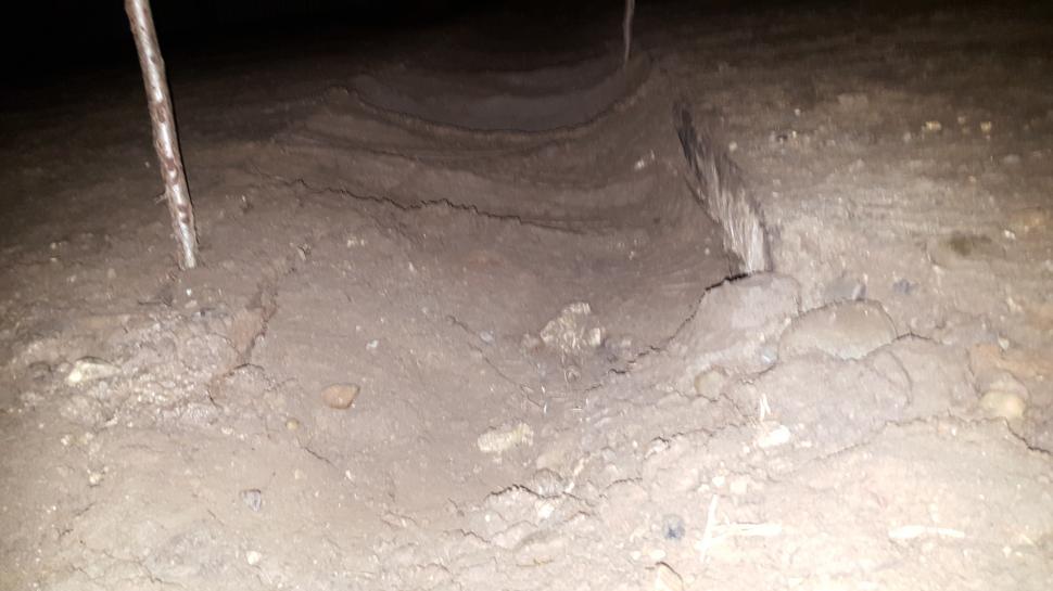 Cum arată un drum la marginea Piteștiului. ”Am scos trei mașini și un maxi-taxi din «canalizările­» lor” 355120