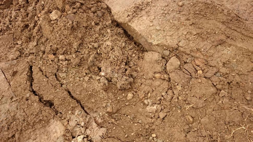 Cum arată un drum la marginea Piteștiului. ”Am scos trei mașini și un maxi-taxi din «canalizările­» lor” 355121