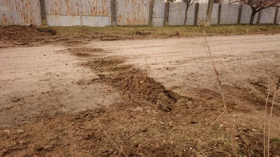 Cum arată un drum la marginea Piteștiului. ”Am scos trei mașini și un maxi-taxi din «canalizările­» lor” 355122