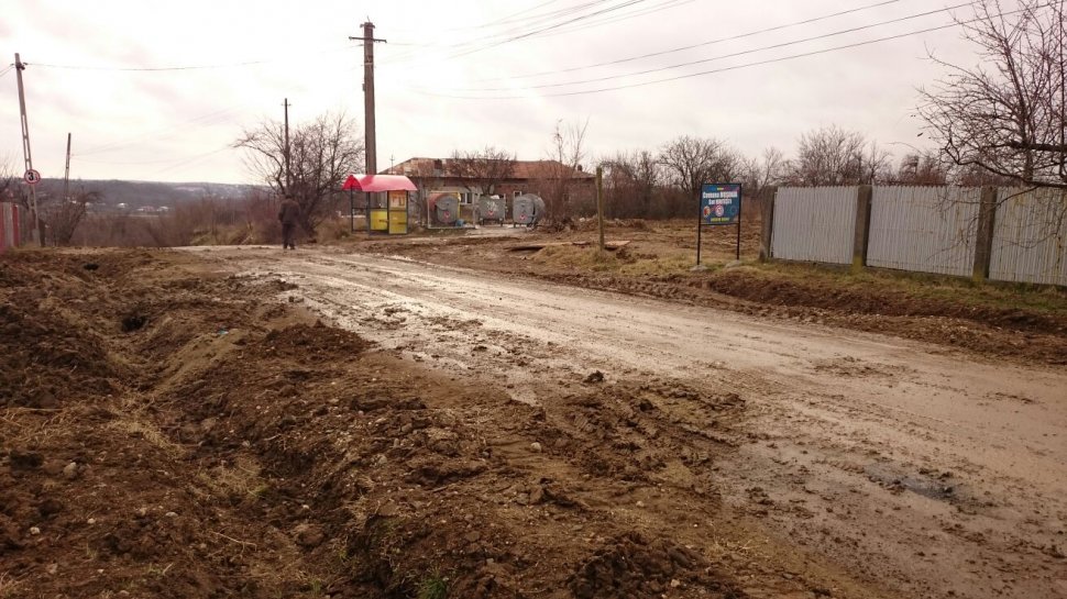 Cum arată un drum la marginea Piteștiului. ”Am scos trei mașini și un maxi-taxi din «canalizările­» lor”