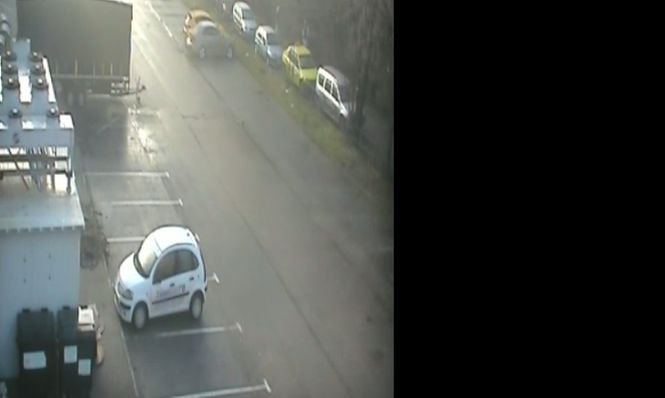 Doi tineri, prinși de polițiști când spărgeau o mașină. Ce au furat VIDEO