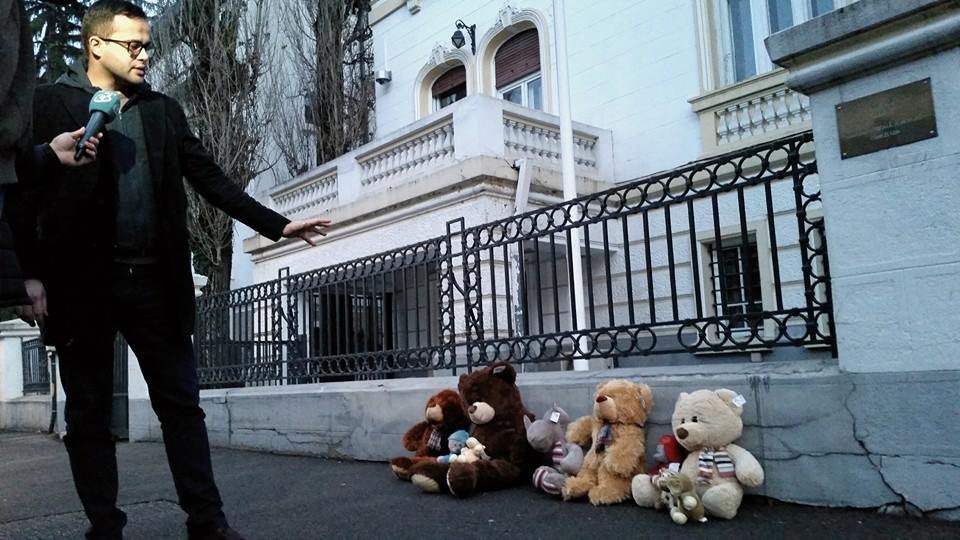 Protest cu jucării de pluș la Ambasada Norvegiei. Mihai Gâdea: Aceste jucării sunt pentru copiii familiei Bodnariu. Este forma mea de solidaritate