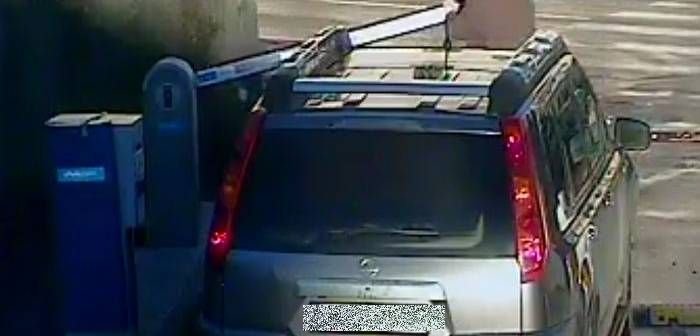Cum iese un șofer dintr-o parcare cu barieră. Imaginile cu incidentul au fost postate pe Facebook