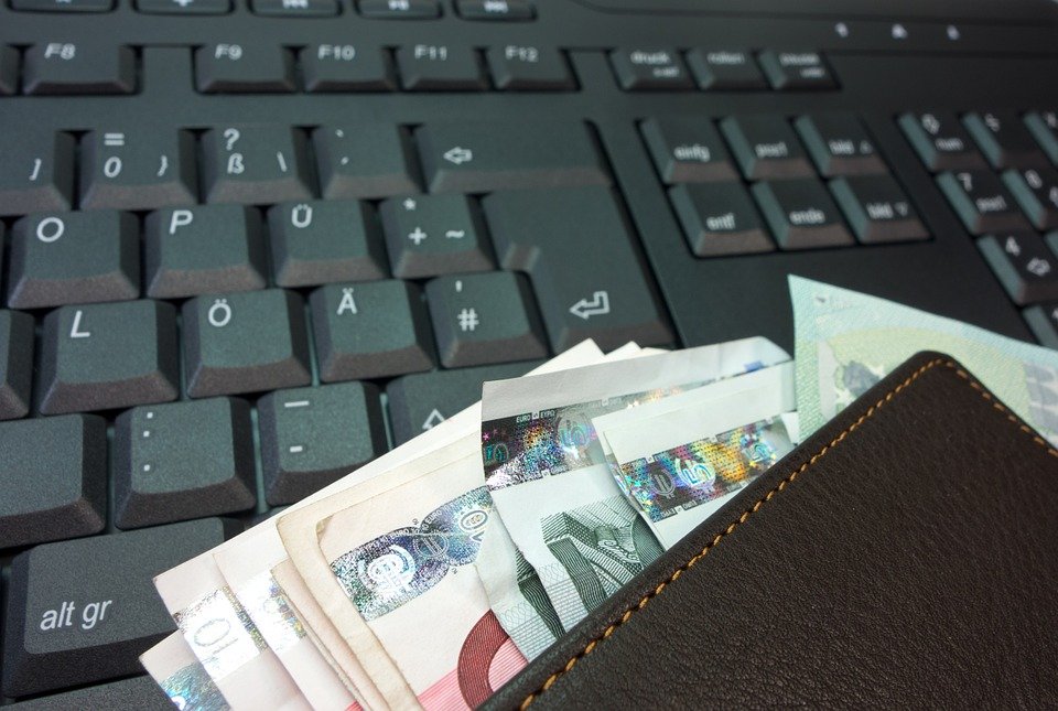 A găsit un portofel cu 700 de euro și a postat anunțul pe Facebook. Ce riscă acum dacă nu găsește proprietarul în 10 zile