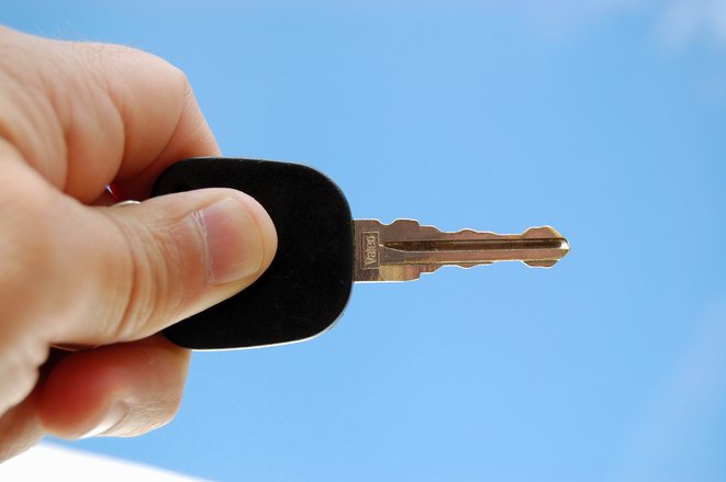 Cum poți descuia mașina dacă ai uitat cheile în contact