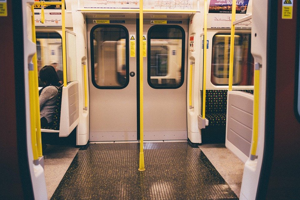 Tragedie la metrou. Un bărbat a murit la Paris după ce a fost târât de tren o staţie întreagă