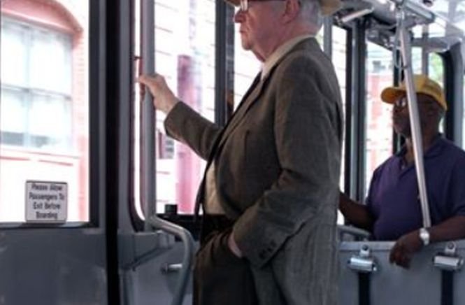 Ce a pățit un român într-un autobuz din Olanda. Un bătrân s-a ridicat de pe scaun și...