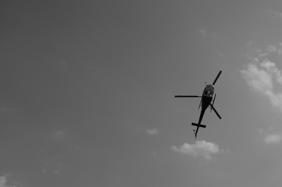 Elicopterul unui miliardar român a aterizat de urgenţă pe un câmp din Vrancea 