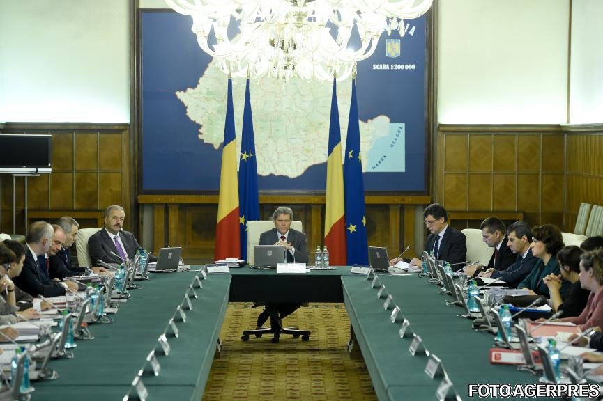 Miniștri din cabinetul Cioloș, case de lux de la RAAPPS, deși au locuințe în Capitală