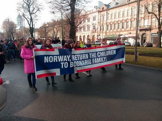 Protest puternic la Arad în favoarea familiei Bodnariu. Mii de oameni în stradă 355753