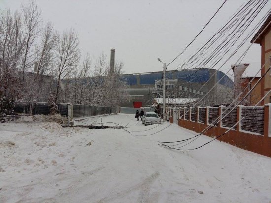 Beznă şi frig în Dâmboviţa. Mii de oameni au rămas fără curent electric