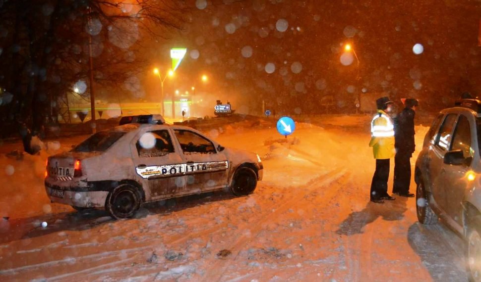 Zeci de oameni blocați în zăpadă şi viscol mai bine de șapte ore, la Buzău