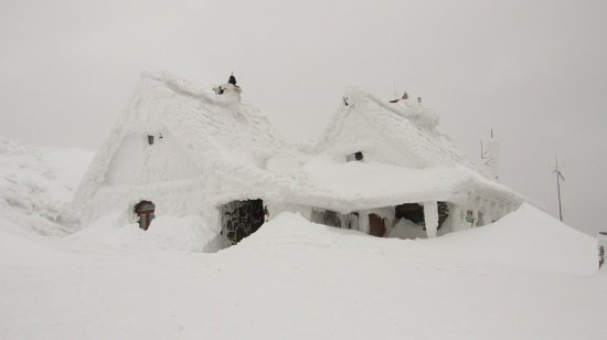 Ger cumplit şi ninsori în Bulgaria. La Sofia, stratul de zăpadă a ajuns pe alocuri la o jumătate de metru 