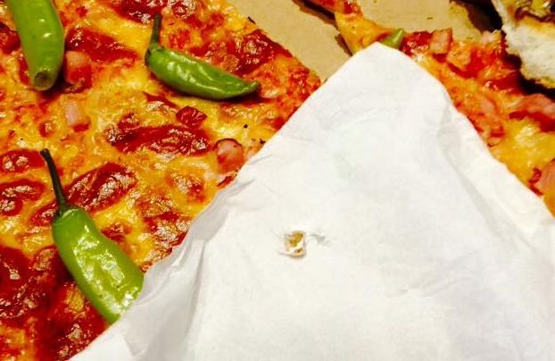 O femeie din Arad a comandat o pizza și a făcut o descoperire șocantă. Ce se afla în interiorul cutiei