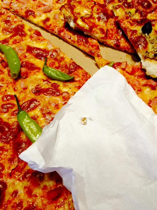 O femeie din Arad a comandat o pizza și a făcut o descoperire șocantă. Ce se afla în interiorul cutiei 356140