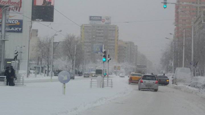 Zăpada a provocat haos în București în weekend. Drumarii au fost din nou amendați