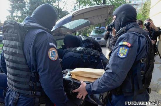 Percheziţii de amploare în Dâmboviţa. Instituţii publice acuzate de corupţie şi jurnalişti care şantajau în schimbul tăcerii 