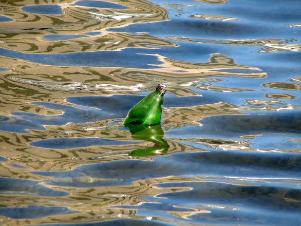 Apocalipsa de plastic: În oceane va exista în 2050 o cantitate mai mare de deșeuri decât de pește