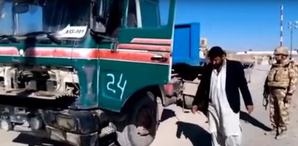 Camion cu numere de Bacău, zărit în Afganistan. Nimeni nu își explică de unde au putut face rost afganii de un TIR înmatriculat în România