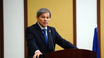 Dacian Cioloș, prins la mijloc de PSD și PNL 