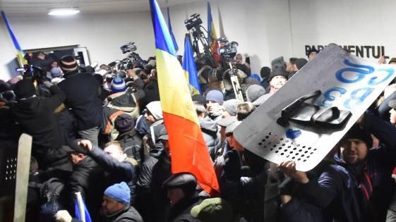 Imagini șocante! Un polițist a fost la un pas să se sufoce în timpul protestelor de la Chișinău