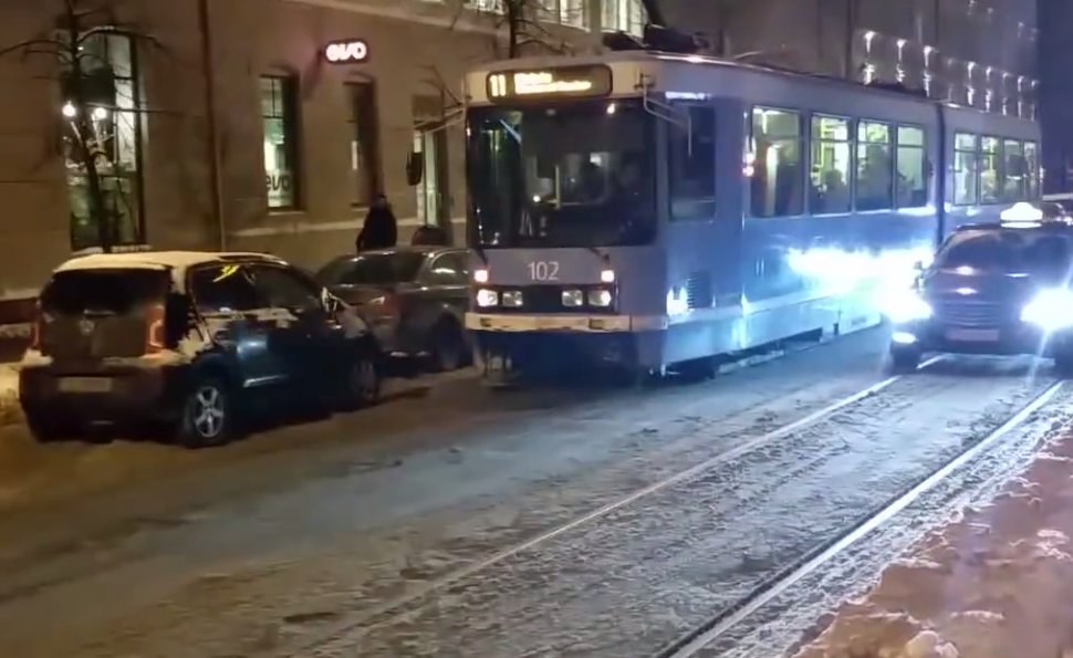 O mașină blochează calea tramvaiului. Cum reacționează norvegienii 
