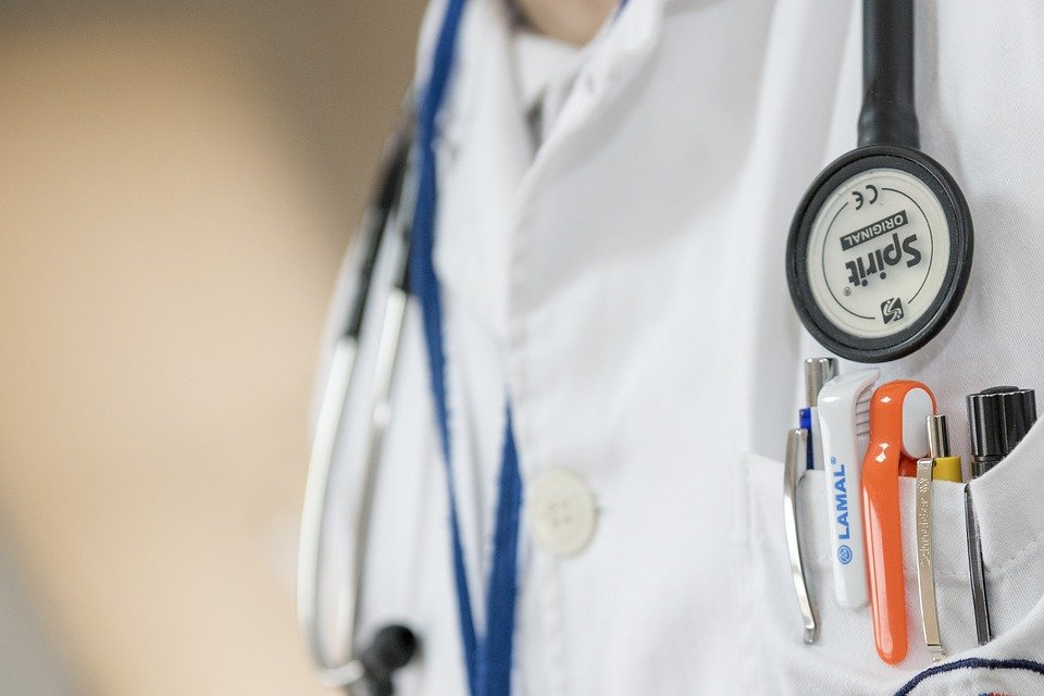 Medicii se ceartă cu Guvernul Cioloș pentru dublarea salariilor