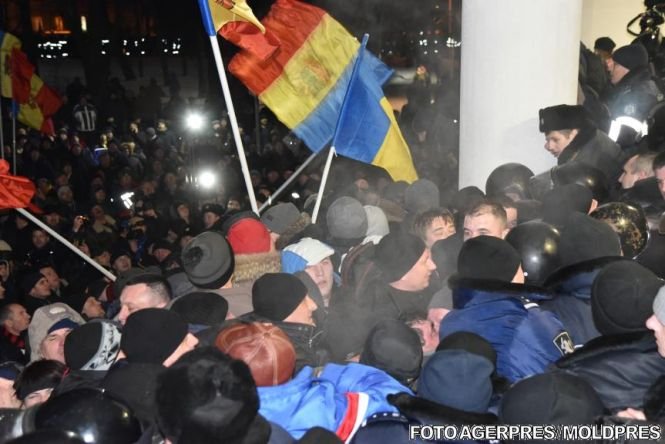 Zece persoane rănite după protestele violente din Republica Moldova