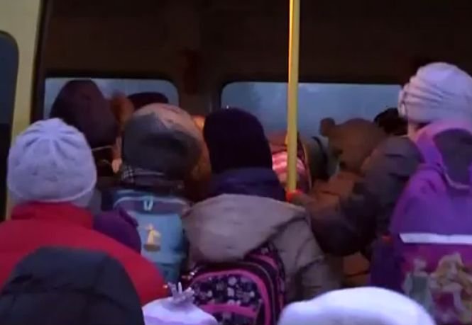Zeci de copii, puşi în pericol în drum spre şcoală