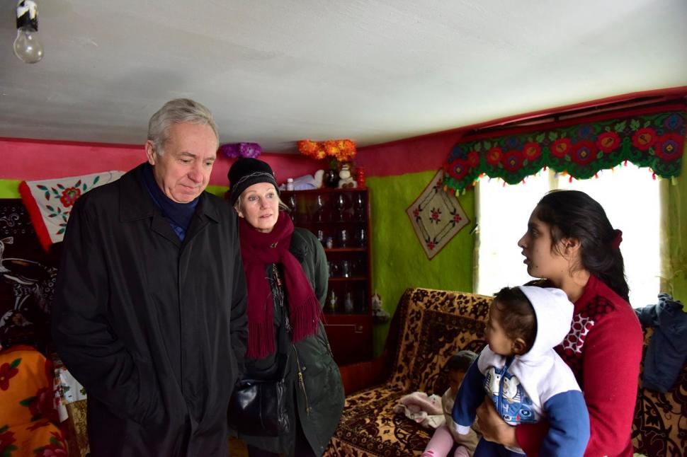 Ambasadorul SUA a vizitat o comunitate de romi. Care a fost reacția lui Hans Klemm 357280