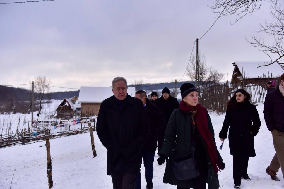 Ambasadorul SUA a vizitat o comunitate de romi. Care a fost reacția lui Hans Klemm 357281