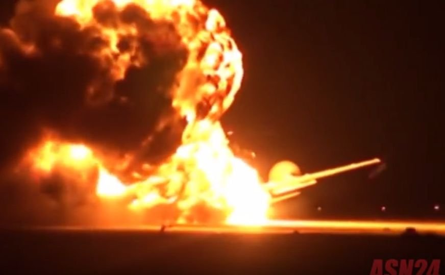 Momentul în care un bombardier explodează pe pistă, în timpul manevrelor de decolare