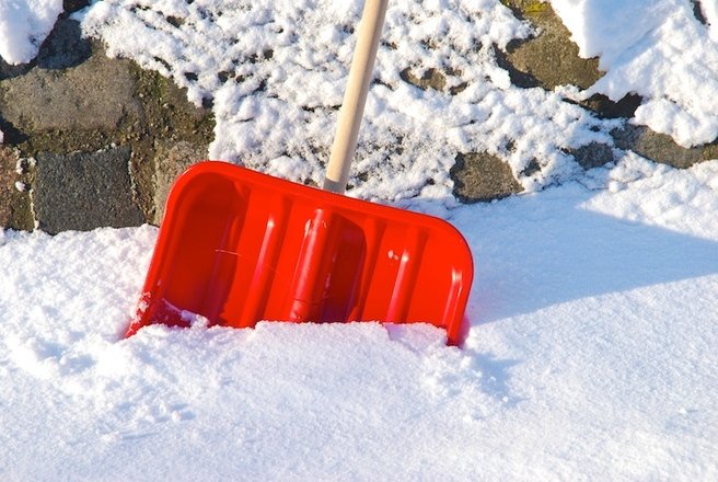 De ce mor unii oameni în timp ce curăță zăpada. Explicația oamenilor de știință