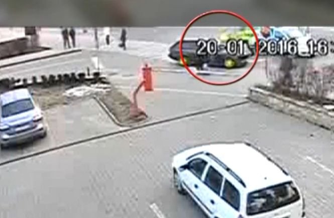 Incident halucinant în Iași. Un polițist a fost lovit și înjurat de un șofer nervos. VIDEO șocant
