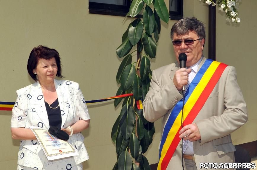 DNA: Primarul și viceprimarul din orașul Hârlău, reținuți pentru 24 de ore 
